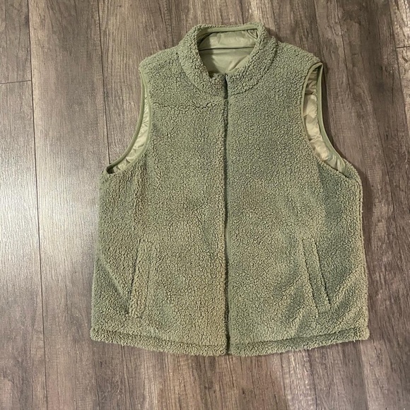 Reversible green vest - Picture 2 of 2